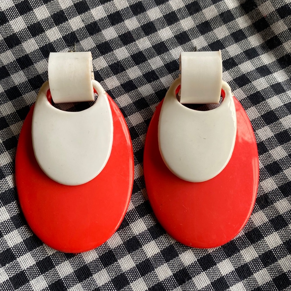 Retro 80s vintage plastic earrings, coral and white